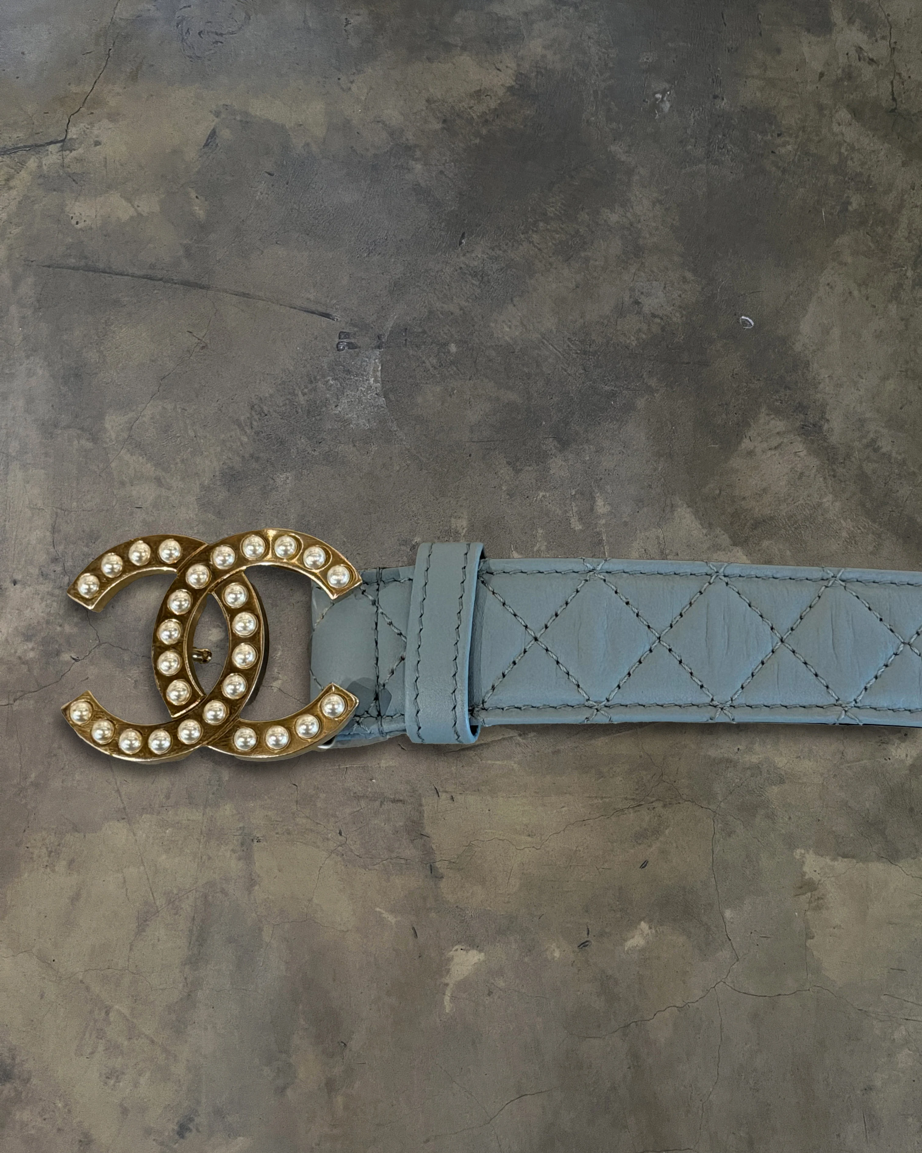 CHANEL BABY BLUE QUILTED CC PEARL BELT - Image 2