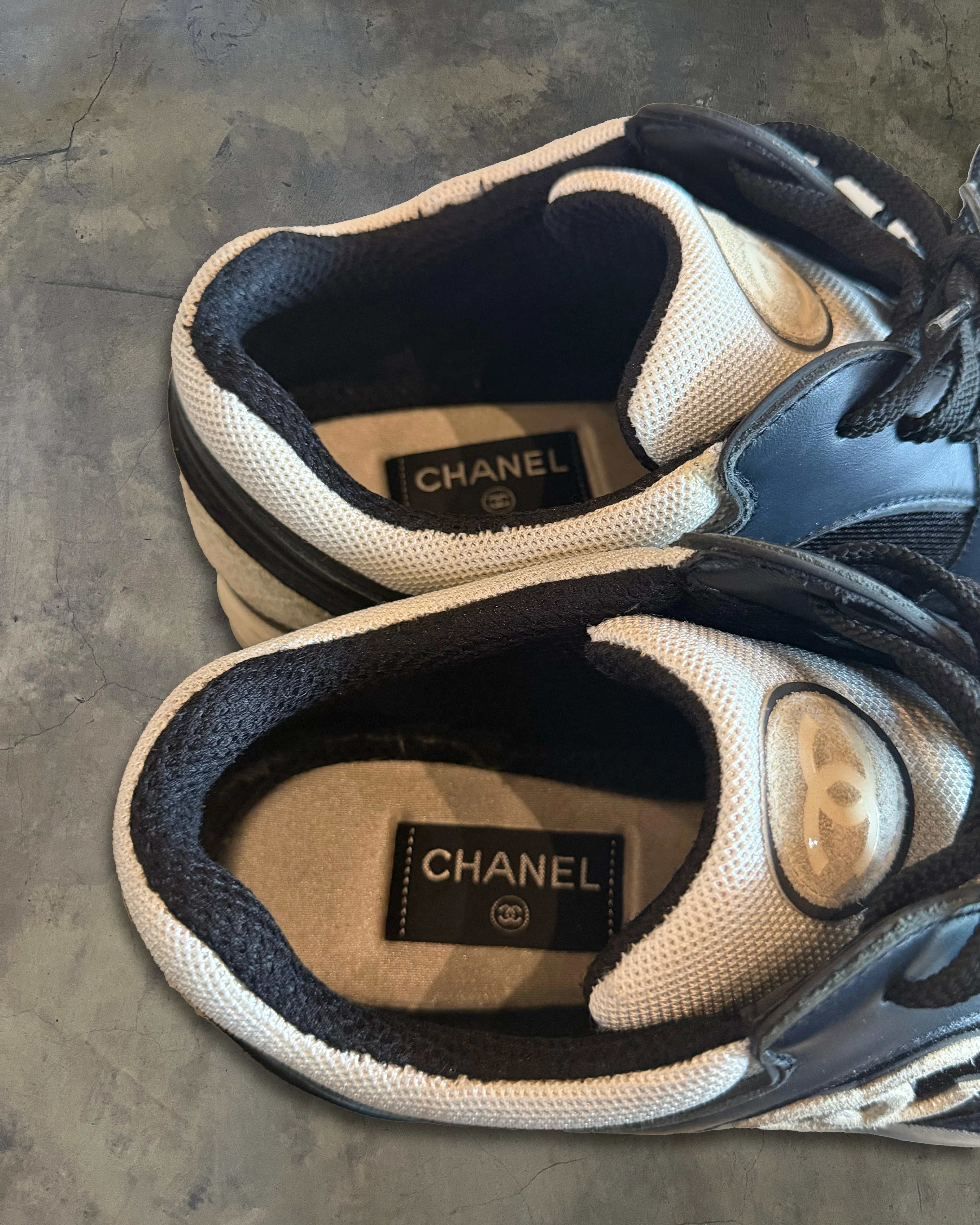 CHANEL CC LOGO SUEDE SNEAKERS - Image 5