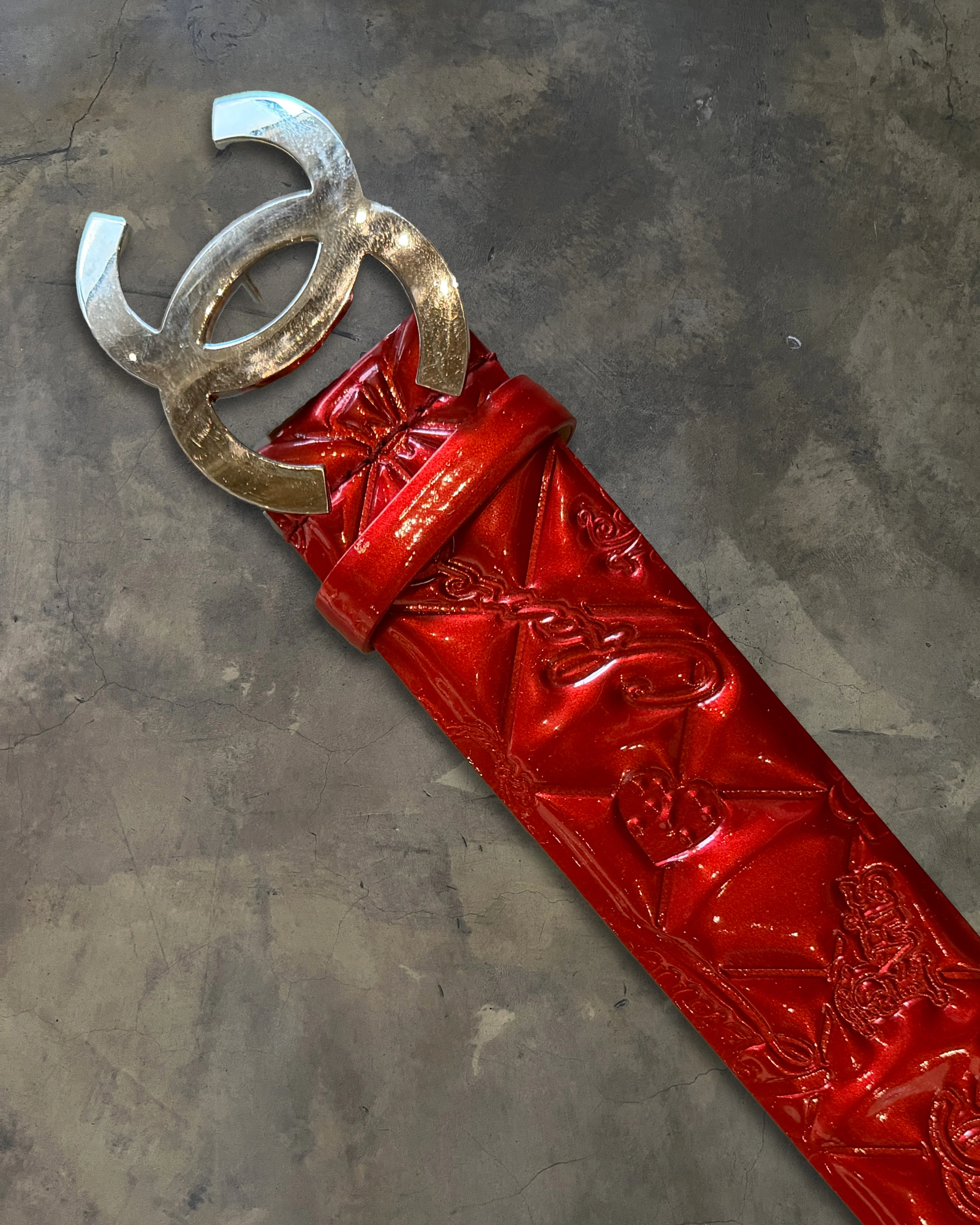 CHANEL CC QUILTED PATENT LEATHER BELT - Image 2