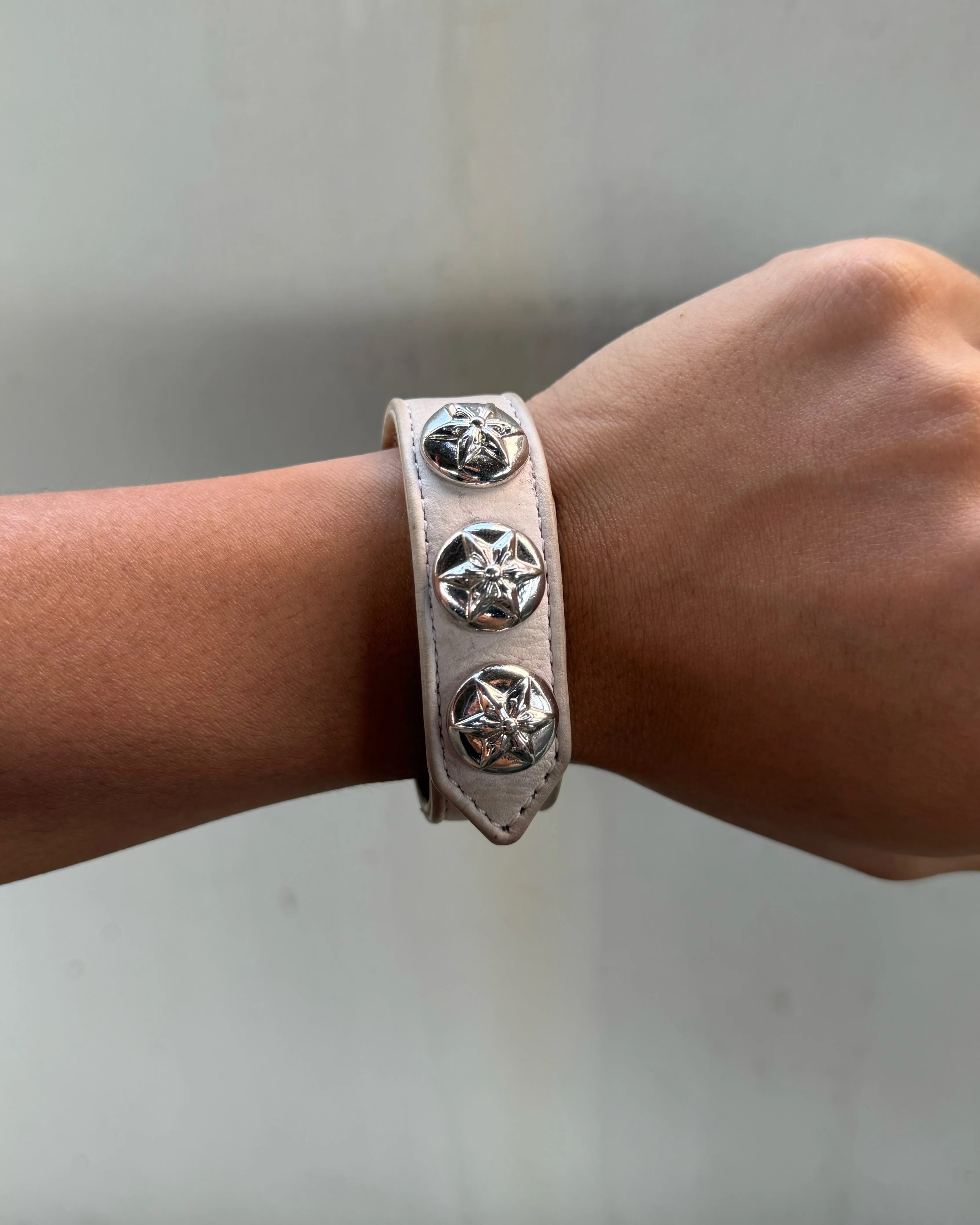 CHROME HEARTS RHODIUM PLATED STAR 3 BUTTON LEATHER BRACELET - Image 2