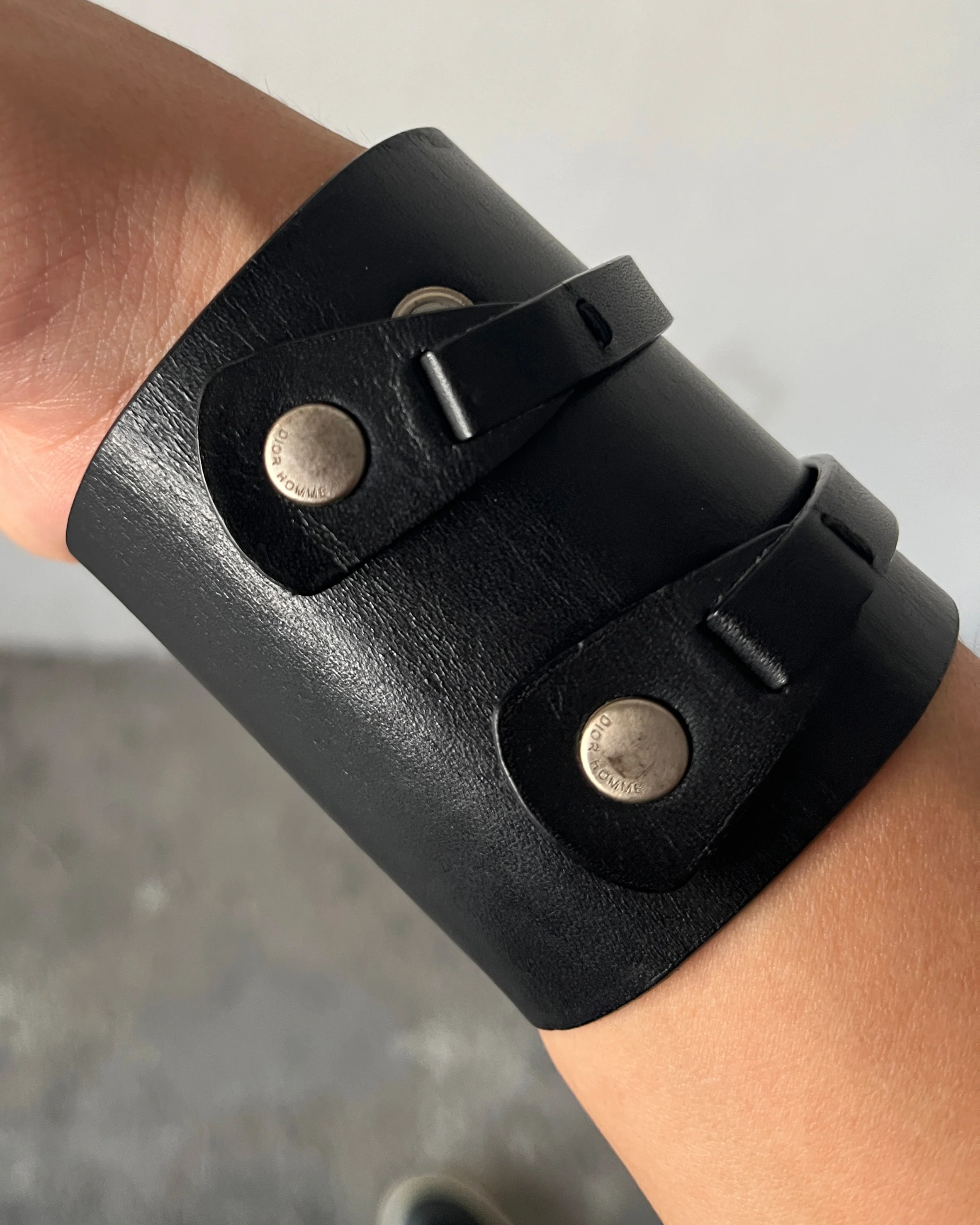 DIOR HOMME SS2004 "STRIP" LEATHER CUFF - Image 3