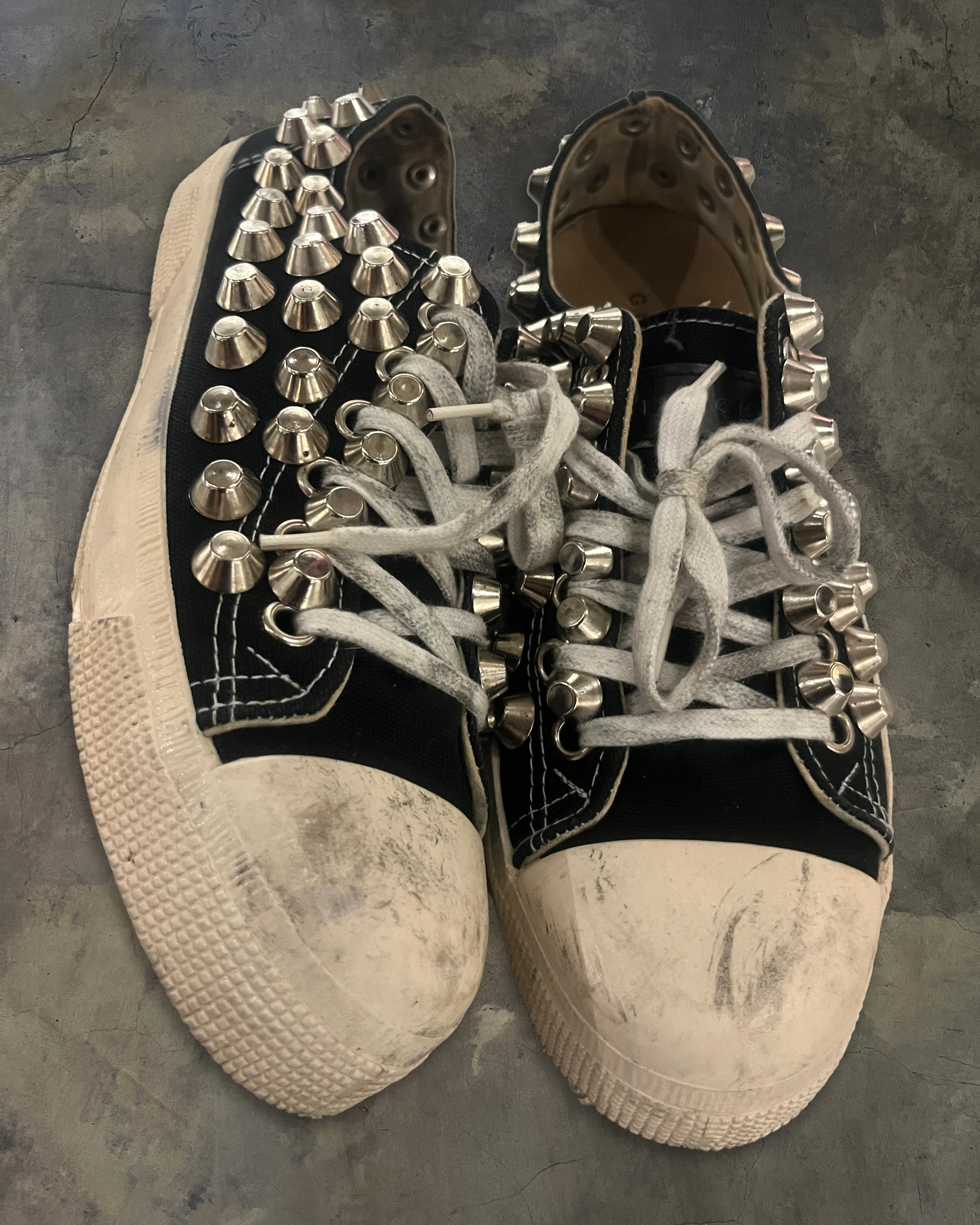 GIENCHI STUDDED LOW TOP SNEAKER
