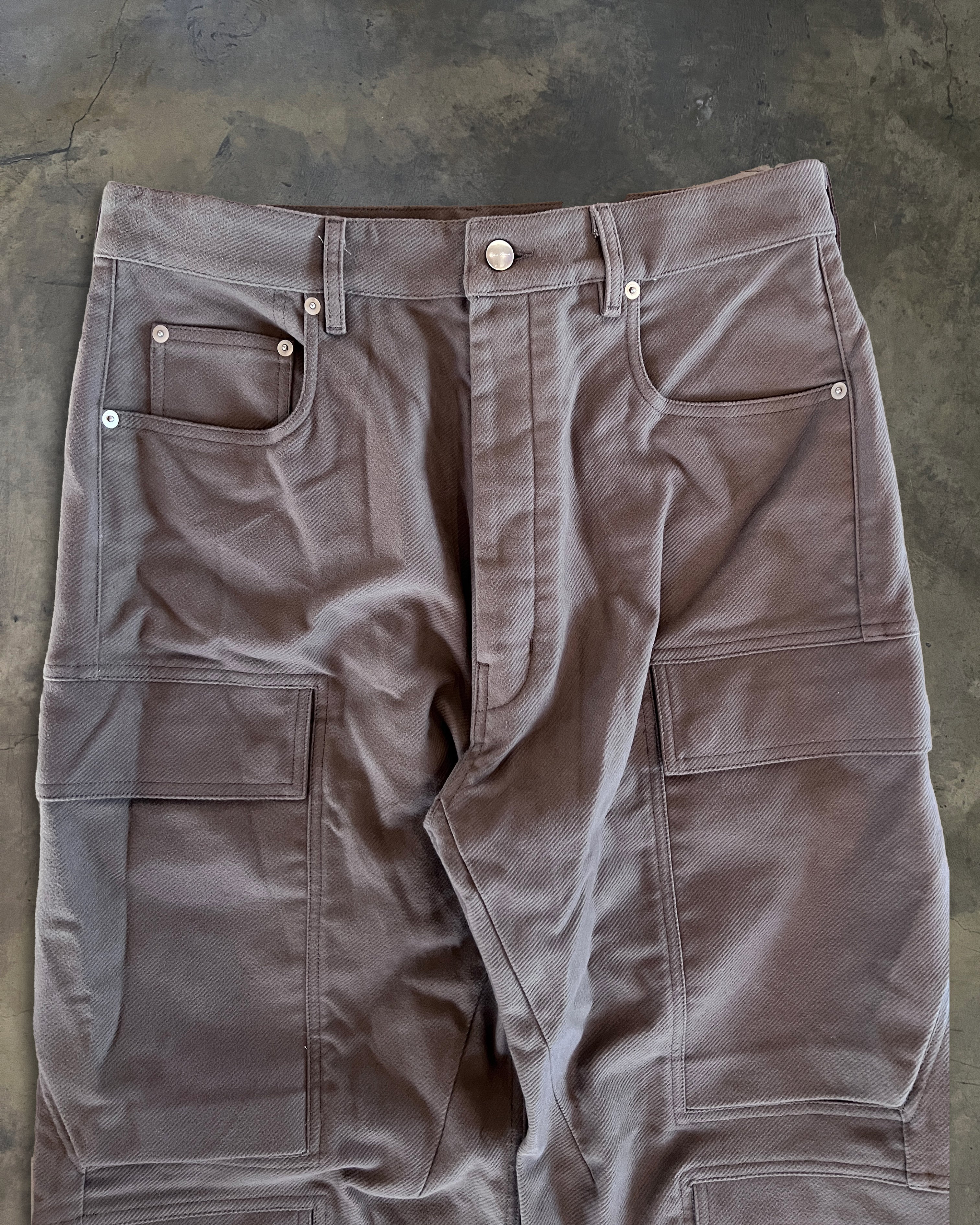 RICK OWENS FW2025 "CONCORDIANS" DUST DOUBLE CARGO PANTS - Image 2